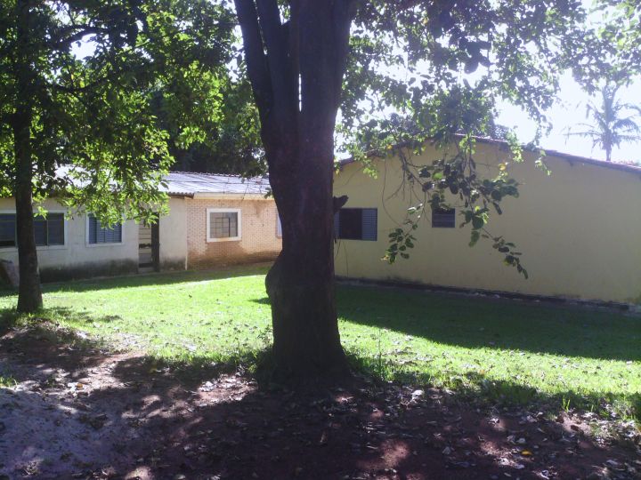 visão dos fundos da casa grande e casa para caseiro ao lado